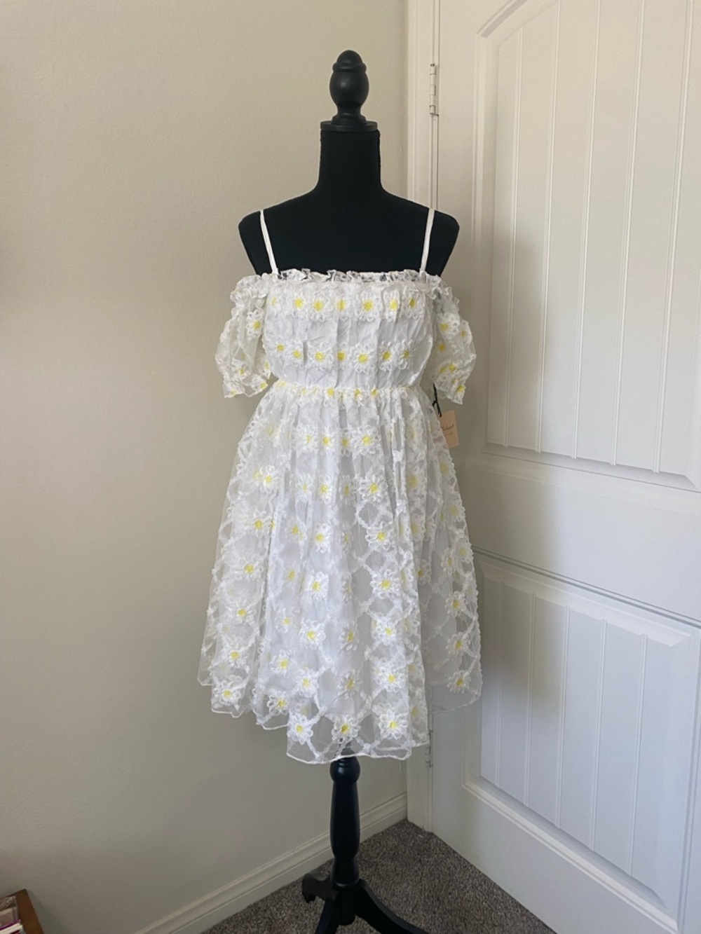 Unique Vintage White Mini Dress with Yellow Daisy Embroidery